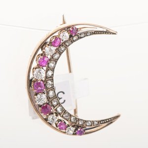 Lote anterior: Prendedor de Oro 18k con Rubíes, Brillantes y Diamantes en Forma de Luna