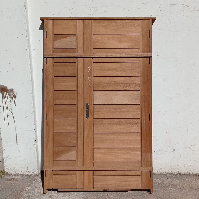 Lote siguiente: Puerta exterior en cedro, nueva y sin uso