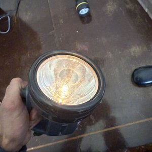 Linternas: Compacta Negro-Amarilla y Grande con Asa Gris - imagen 5
