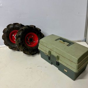 Lote siguiente: Caja de Pesca Plástica con 2 Niveles y Artículos Varios + 2 Ruedas para Carretilla