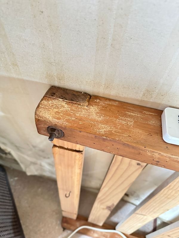 Cama antigua de madera con detalles - imagen 4