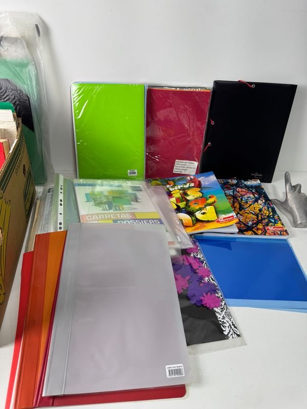Caja repleta de insumos de papelería nuevos - imagen 2