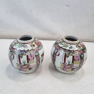 Lote siguiente: L 423 - 2 Piezas - Atractiva pareja de jarrones esféricos de porcelana oriental, finamente decorados con escenas costumbristas y motivos florales en vibrantes colores