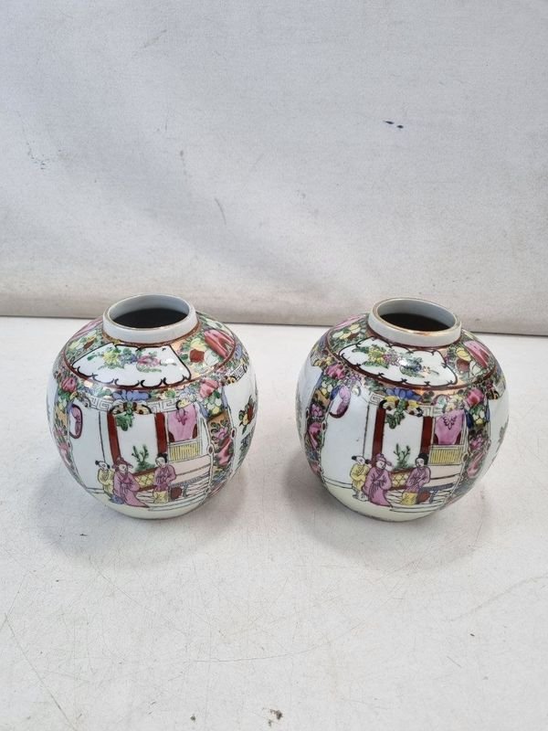L 423 - 2 Piezas - Atractiva pareja de jarrones esféricos de porcelana oriental, finamente decorados con escenas costumbristas y motivos florales en vibrantes colores