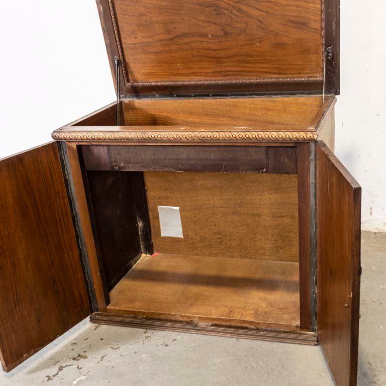 Mueble de roble con frente tallado y detalles - imagen 3