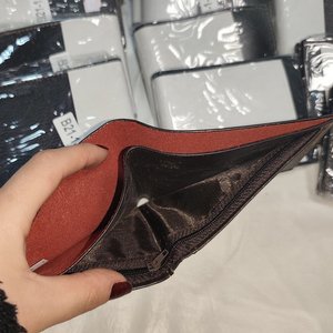 Lote de 20 Billeteras Marrones y Negras de Eco Cuero - imagen 4