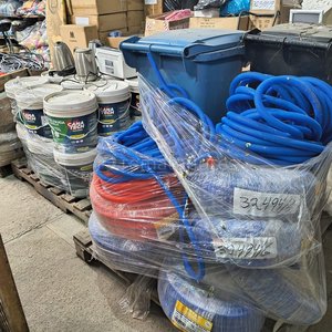 Lote siguiente: Lote Variado: Baldes, Mopas, Cables y Más