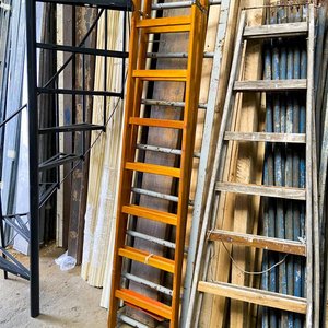 Lote anterior: Escalera de Pintor de Madera con Siete Escalones