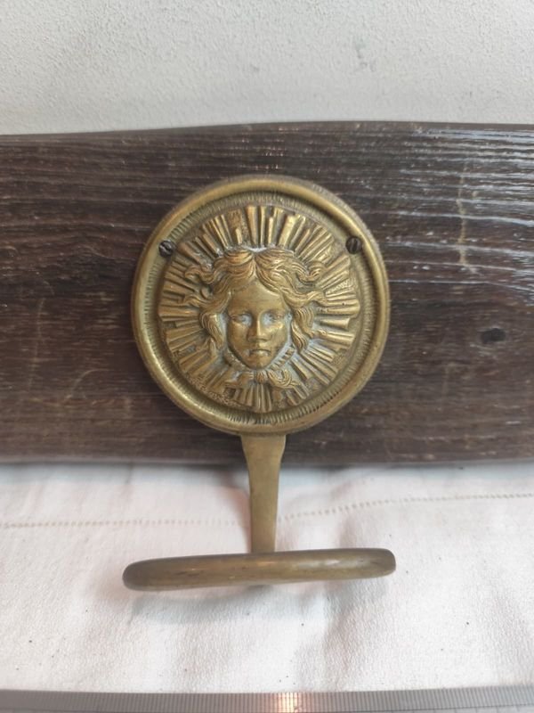 Perchero de Madera y Bronce - Pieza Antigua con Placa de Bronce - imagen 2