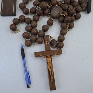 Lote de 7 Cruces y Rosario con Diseños Variados - imagen 2