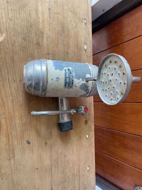 DUCHERO CANASTO DE COBRE Y CALENTADOR DE AGUA DE LOS AÑOS 70 - imagen 1