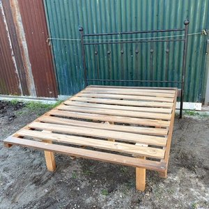 Cama de 2 Plazas con Respaldo de Hierro y Base de Madera - imagen 4