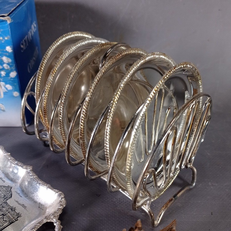 Conjunto de platos de metal con soporte y decoraciones - imagen 4