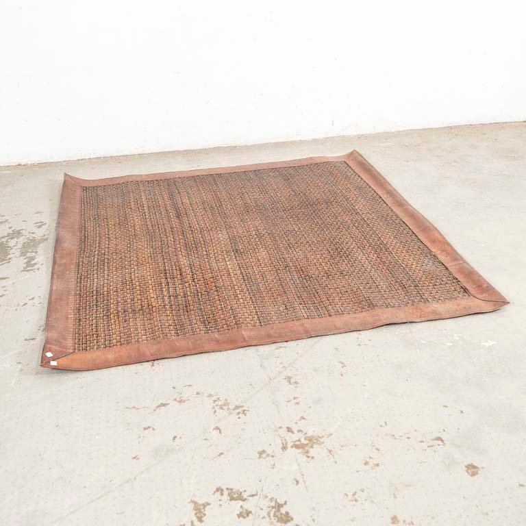 Lote anterior: Alfombra cuadrada de cuero con detalles y fácil limpieza