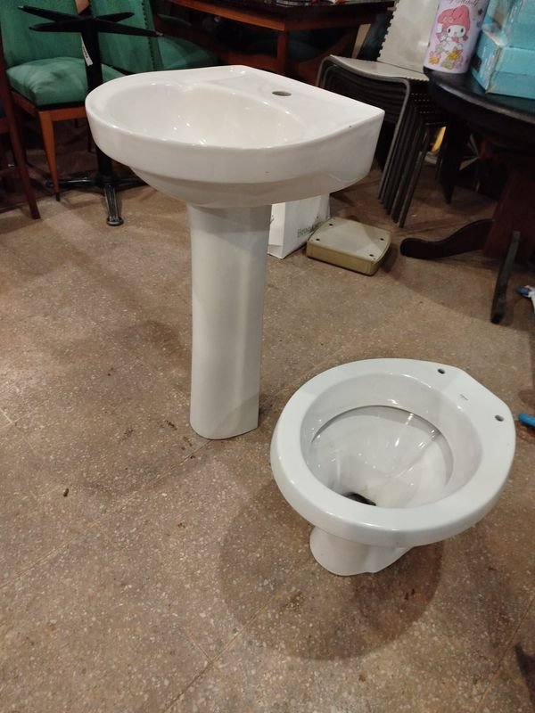 Lote siguiente: Juego de loza sanitario con pedestal nuevo