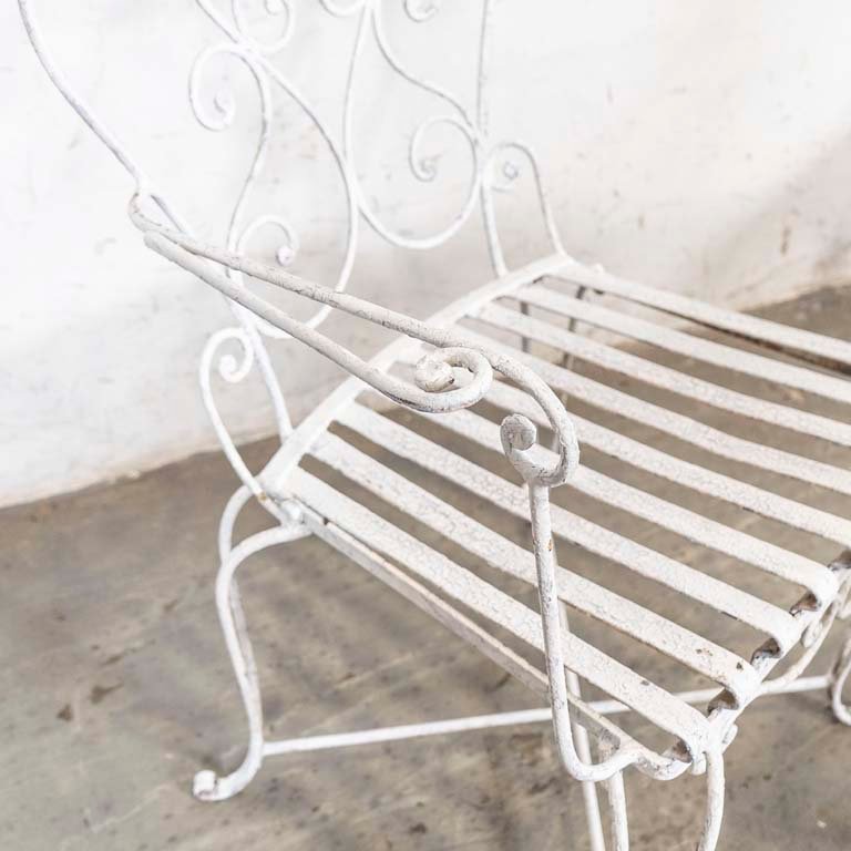 Jardín de hierro con mesa y sillas - imagen 3