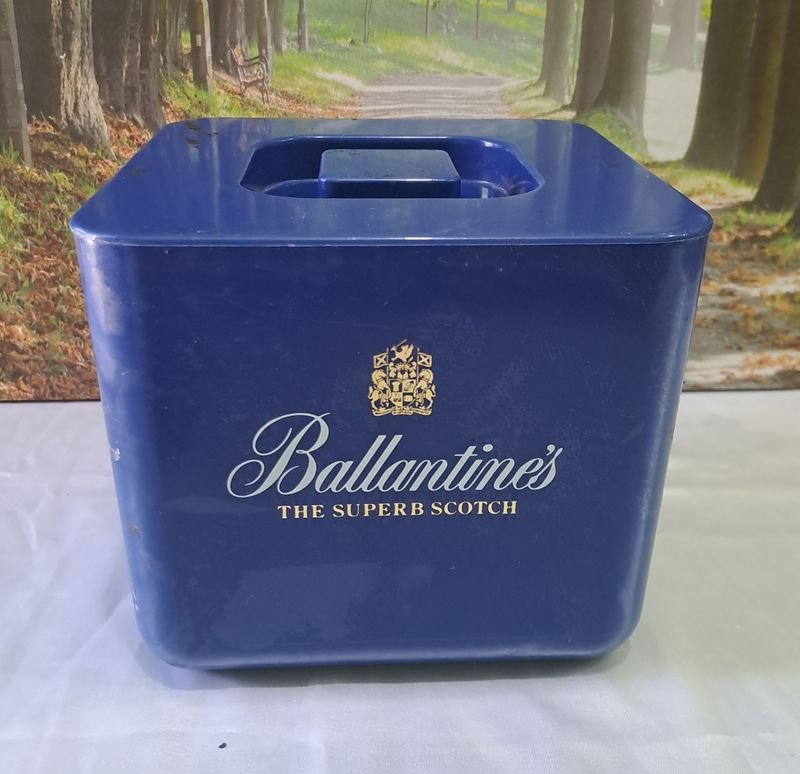 Lote anterior: Contenedor de plástico duro con publicidad Ballantine's