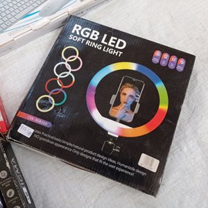Siete piezas: 2 aros de luz para selfie, teclado con mouse, mesa portatil, calculadora y otros. - imagen 3
