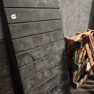 Paneles Oscuros de Exhibición y Pallets de Madera - imagen 3