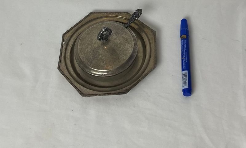 Dulcera Antigua de Vidrio Esmerilado y Metal Repujado con Pala