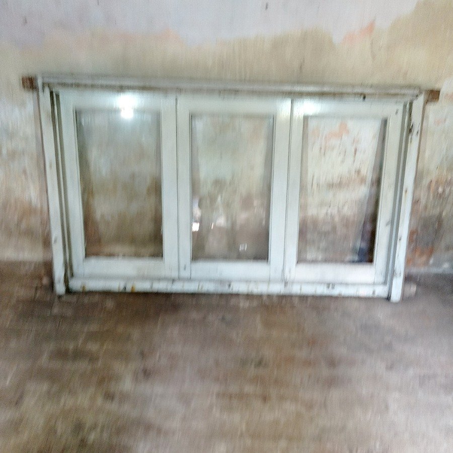 Ventana con 3 hojas batientes en cedro, fallebas y marco de pinotea - imagen 5