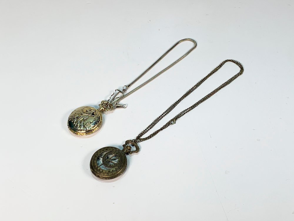 Dos Relojes de Bolsillo Modernos a Pila: Caza y Constelación Zodiacal