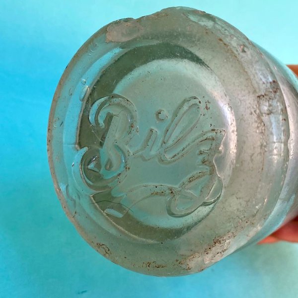 Antiguo sifón tiene en la parte de abajo la marca en alto relieve " Bilz " ver fotografías. - imagen 1