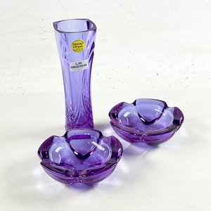 Conjunto de 3 piezas de cristal color lila: 2 ceniceros y 1 florero - imagen 1