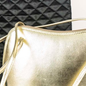 Par de Carteras: Bolso Dorado y Bolso Negro Capitoné - imagen 2