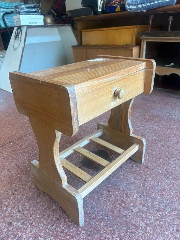 Mesita antigua con cajón de madera - imagen 3