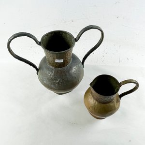 Dos piezas en cobre, jarrón asas laterales de 29 x 32 cm y jarra de 16 cm (con abolladuras) - imagen 2