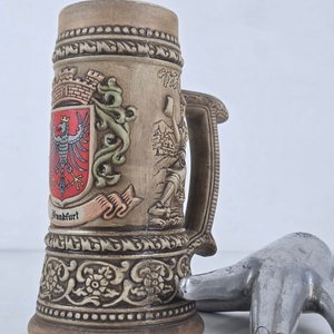 Jarra de Cerveza Antigua con Escudo de Frankfurt y Escenas Típicas - imagen 1