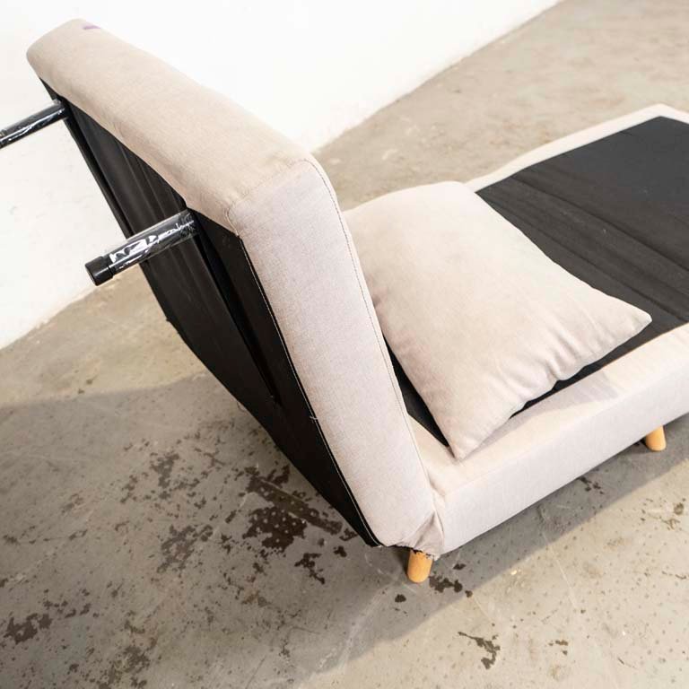 Sillón cama con almohadón, tapizado y detalles en el lustre de las patas - imagen 2
