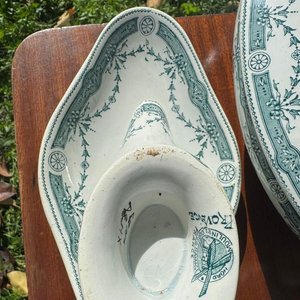 1 juego de vajilla en loza francesa antigua marca Provence 9 piezas (fuentes de distintas medidas de 15x11, 14x11x4, soperas 11x8x4, 10x7x3, aceitera, fuente pedestal) - imagen 1