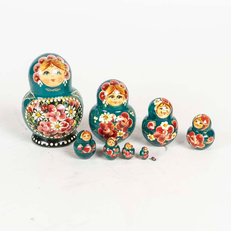 Muñecas Mamushka Rusas de Madera Pintadas a Mano (8 Unidades)