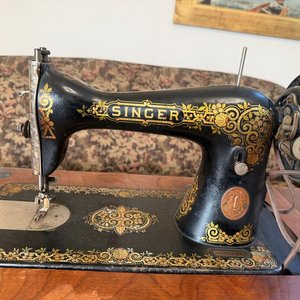 Máquina de Coser Singer Antigua con Mueble de Madera y Hierro - imagen 4