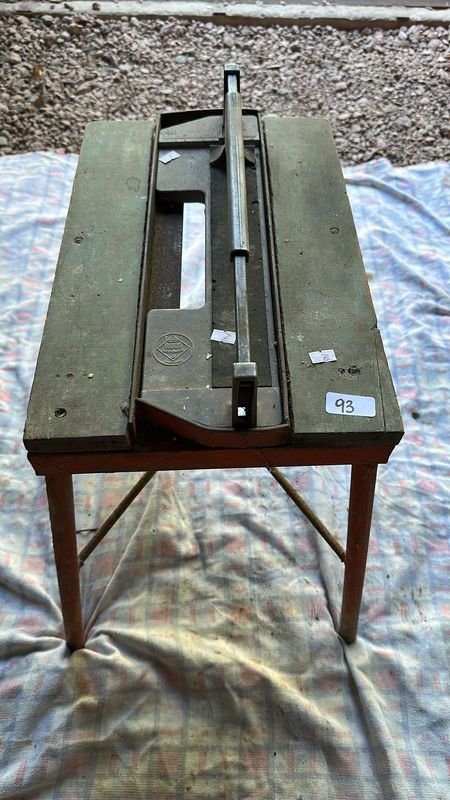 Lote siguiente: Mesa para cortar cerámica de alta calidad