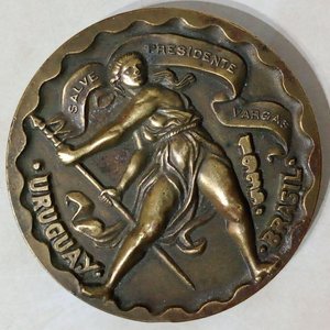 Medalla Conmemorativa Bronce 1935 Vargas Terra Uruguay Brasil - imagen 2