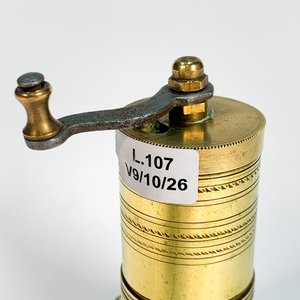 Molinillo Cilíndrico de Bronce con Inscripciones Hindúes - imagen 3