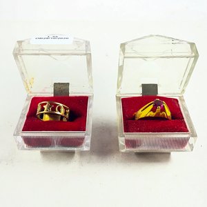 Dos Anillos Dorados Calados con Piedra Roja - imagen 1