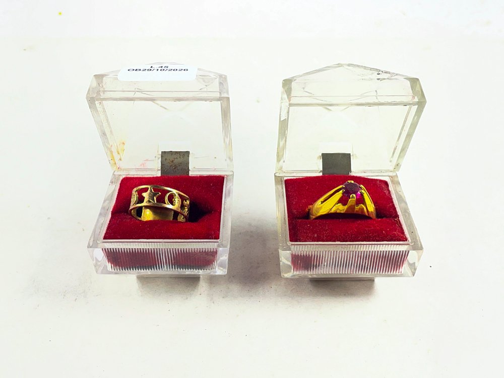 Dos Anillos Dorados Calados con Piedra Roja