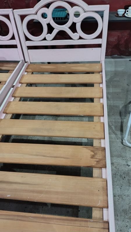 Cama Infantil de Madera con Diseño Decorativo - imagen 3
