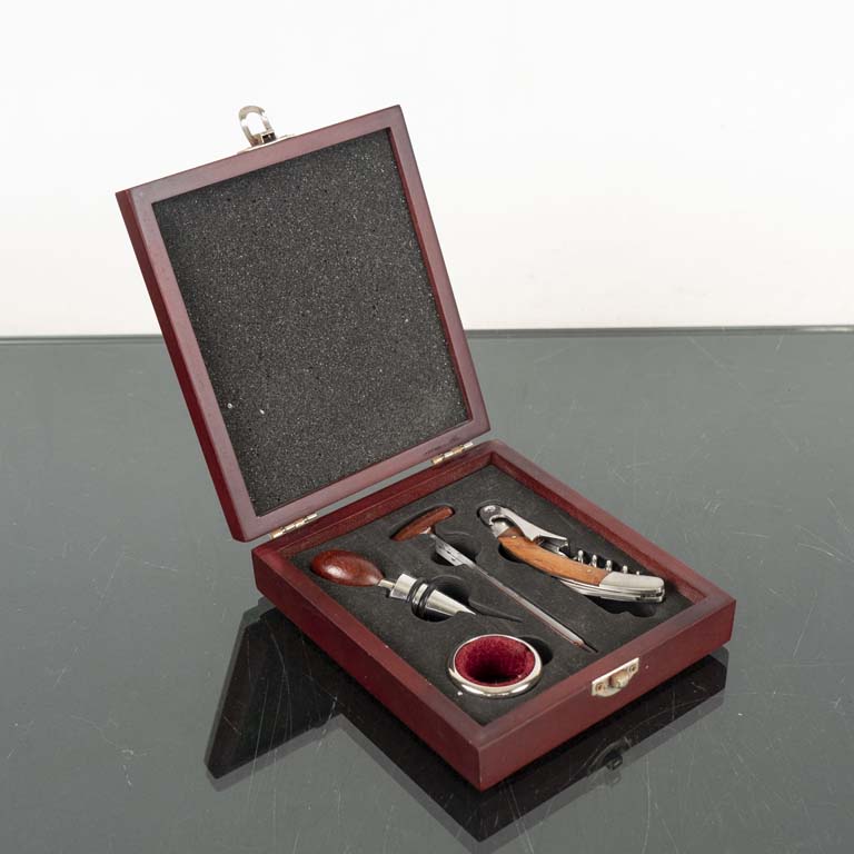 Lote siguiente: Set de vino con estuche: Conjunto de vinos y herramientas para la apreciación del vino