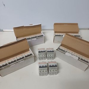 Caja con 4 Llaves Térmicas Trifásicas TQC 10 Amp. - imagen 1