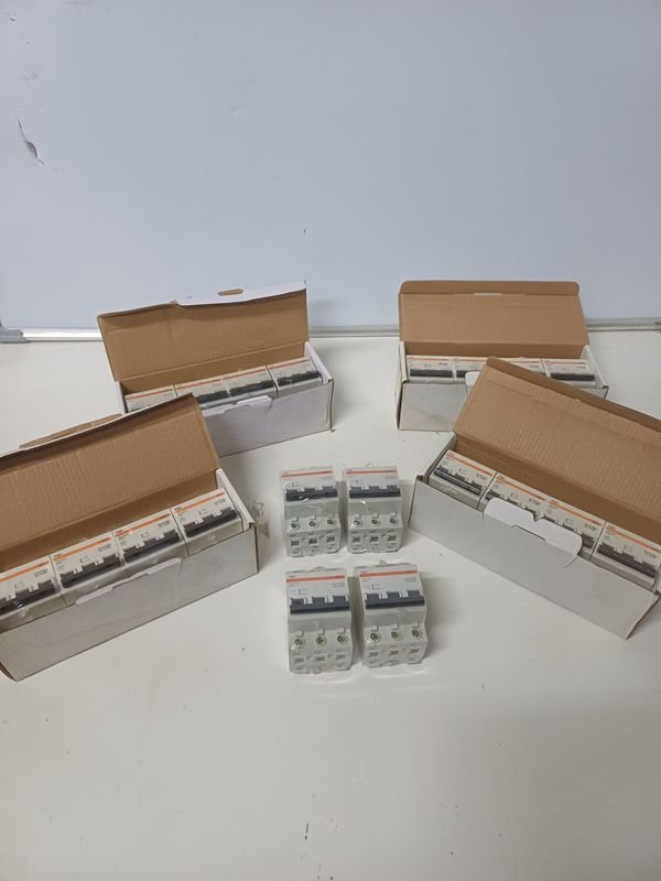 Caja con 4 Llaves Térmicas Trifásicas TQC 10 Amp.