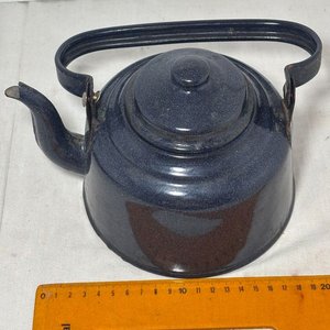 Set de Sartenes de Metal y Hierro, Tetera Azul y Fuentes de Loza - imagen 6