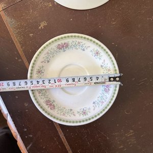 Lote de 12 Platos Surtidos de Porcelana con Diseños Florales y Paisajes - imagen 19