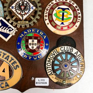 Cuadro Decorativo con Placas Automovilistas Antiguas y Marco de Madera - imagen 5
