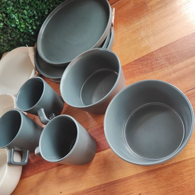 Vajilla de porcelana y metal en buen estado - imagen 3