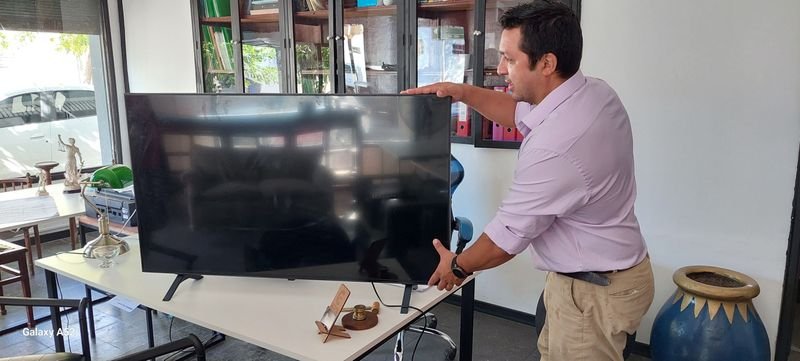 TV LED de 50 pulgadas en excelente condición - imagen 7